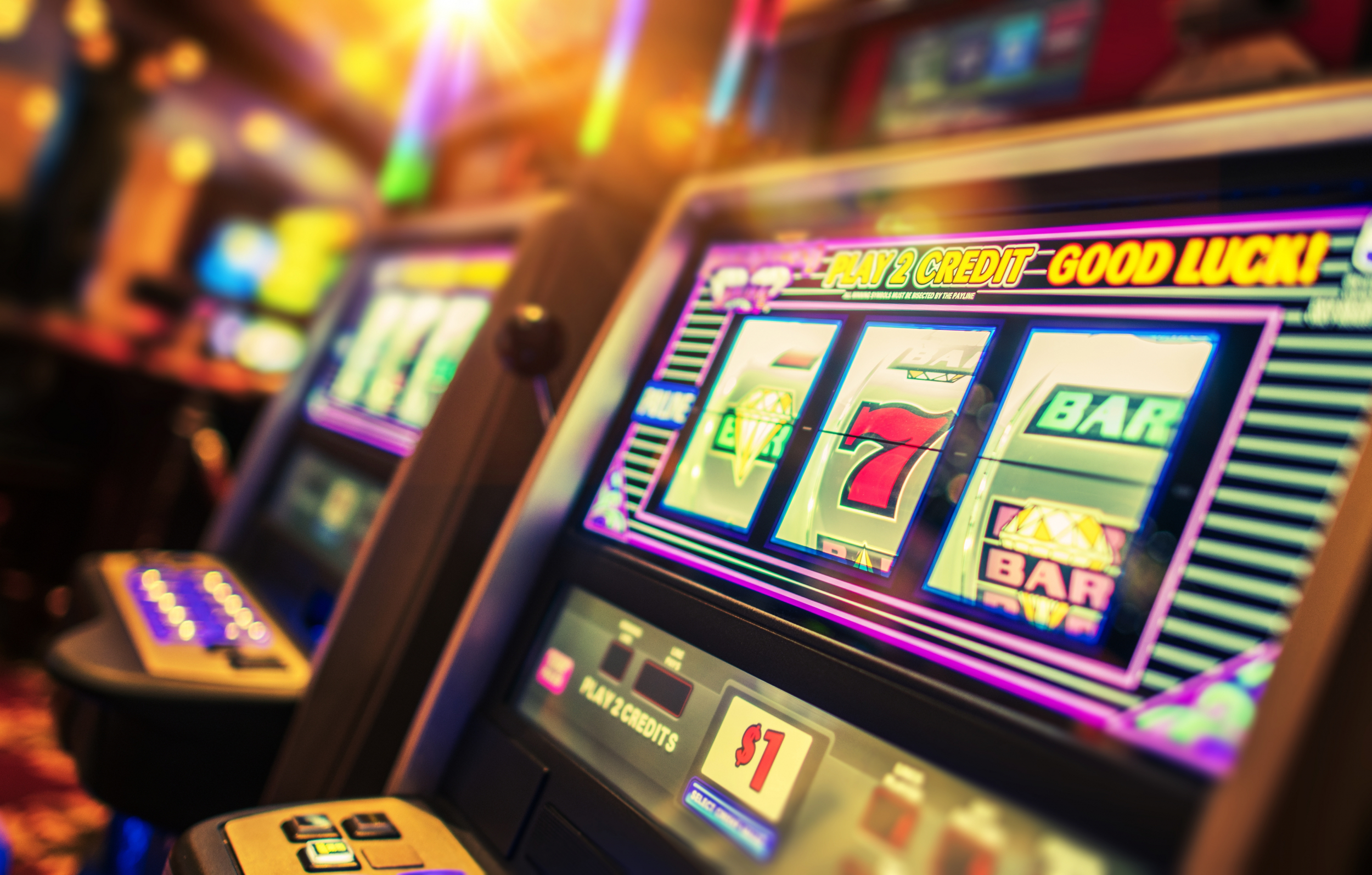 Игровые автоматы сбербанк playmax1. Автомат казино. Игровой автомат казино. Красивые игровые автоматы в казино. Зал игровых автоматов.